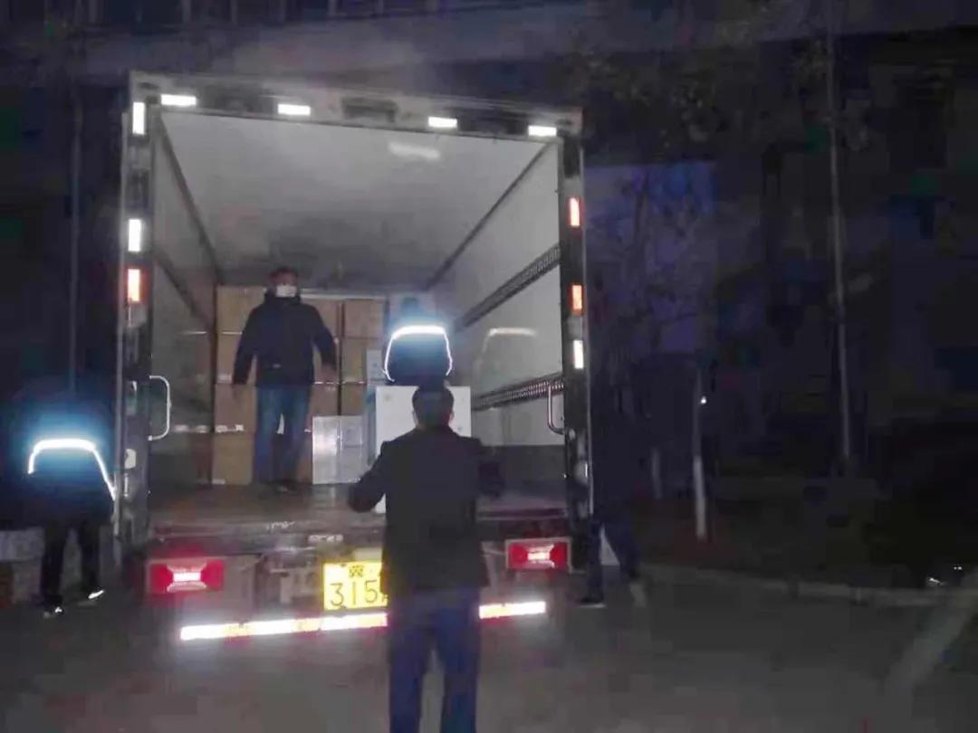 這樣深夜連續(xù)作業(yè),已堅持了多日