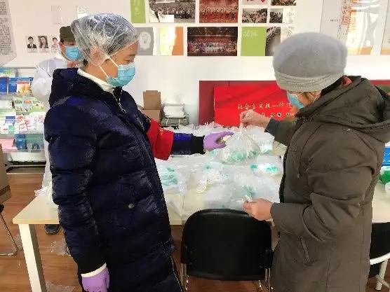 為樓棟分發(fā)口罩,并為包裝袋消毒